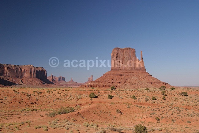 Monument Valley Navajo Tribal Park. The Mittens Butte (th) og Sentinel Mesa (tv) i Monument Valley Navajo Tribal Park; ; Monument Valley Navajo Tribal Park / Utah og Arizona; USA; Nord Amerika; ; Erosion, Wild West