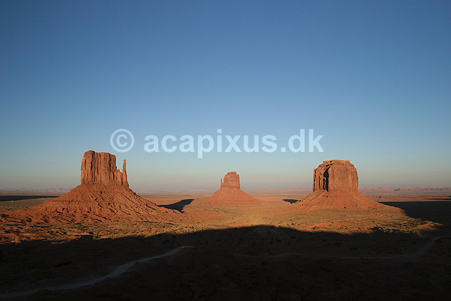 Monument Valley Navajo Tribal Park. The Mittens Butte (tv) og Merrick Butte (th) i Monument Valley Navajo Tribal Park; ; Monument Valley Navajo Tribal Park / Utah og Arizona; USA; Nord Amerika; ; Erosion, Wild West