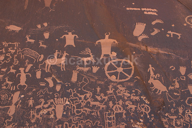 Petroglypher. Petroglypher ved Newspaper Rock udenfor Canyonlands National Park; ; Utah; USA; Nord Amerika; ; Petroglyphs, petroglypher, skriftstegn, historie fort�lling, indianere, indiansk, figurer
