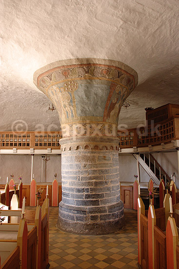 Nylars. St�ttepillen i Nylars Kirke - Nylarsker - med kalkmalerier; ; Lylars / Bornholm; Danmark; ; ; Rundkirke, rundkirker, kirke, kirker, kristendom, religion