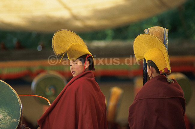 Tashilhunpo Monastery. Tibetanske buddistiske munkedrenge spiller p� tromme ved religi�s festival i Tashilhunpo klosteret i Shigatse; ; Tashihunpo / Shigatse; Tibet / Kina; Asien; ; Buddhisme, klostre, Himalaya, Panchen Lama, lamaisme, musik, trommer, religion
