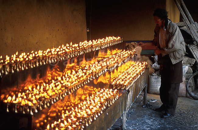 Jokhang. Tibetaner t�nder sm�rlamper i Jokhang Templet i Lhasa; ; Lhasa; Tibet / Kina; Asien; ; 