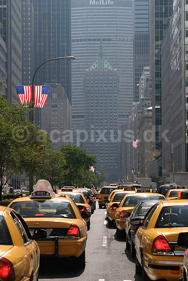 Cabs. Gule taxier (cabs) p� Park Avenue i New York med MetLife bygningen for enden.; ; New York; USA; Nord Amerika; ; Taxaer, taxier, taxa, taxi, trafik, transport, kollektiv trafik, h�jhuse, skyskrabere, bybilleder, downtown, city, storbyer, metropoler, Manhattan