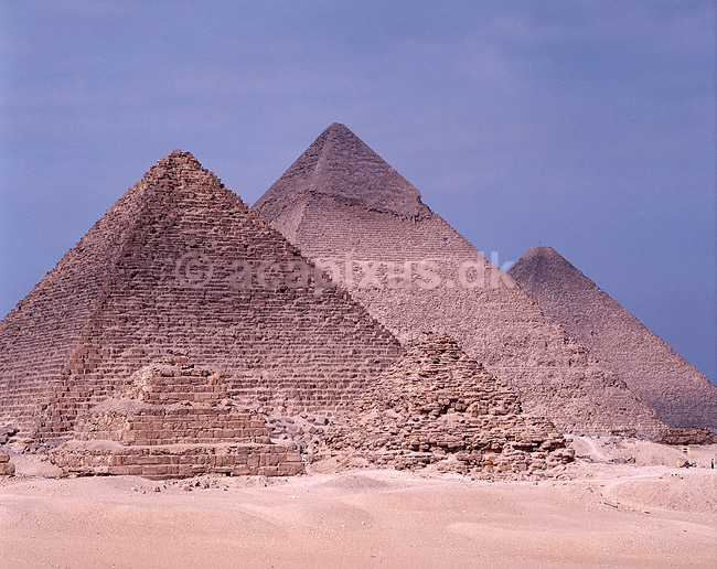 Pyramiderne. Giza pyramiderne. Fra venstre Mycerinus, Chephren og Cheops; ; Giza / Cairo; Egypten; Afrika; ; sights, pyramider, turistsev�rdigheder, egyptologi, pharaoer, historie