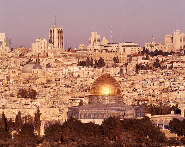 Jerusalem. Haram Ash-Sharif / Tempel Bjerget med Dome of the Rock med Jerusalem i baggrunden set fra Mount of Olives; ; Jerusalem; Israel; Asien; ; sights, turistsev�rdigheder, historie, muslimer, muhammedanisme, religion, j�der, Kong Salamon