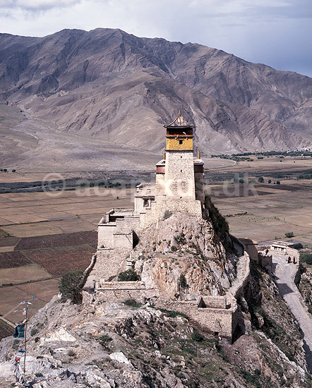 Yumbulagang. Gammel borg, nu anvendt som munke-kloster; ; Tsetang ;  Tibet (Kina); Asien; ; Himalaya