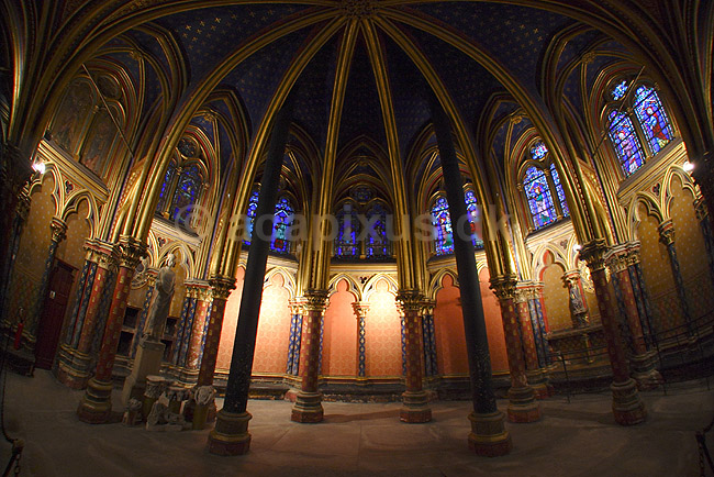 Sainte Chapelle. Sainte Chapelle, gotisk bygget til at huse relikvier efter Jesus Kristus lidelseshistorie; ; Sainte-Chapelle / Paris; Frankrig; ; ; Sev�rdigheder, kirke, kirker, kristendom, religion, katolsk, katolicisme, katolik, katolikker