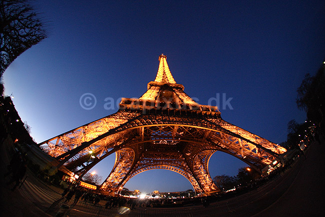 Eiffel T�rnet. Eiffel T�rnet i skumringen; ; Tour Eiffel / Paris; Frankrig; ; ; Sev�rdigheder, st�l, metal, t�rne
