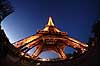 Eiffel T�rnet. Eiffel T�rnet i skumringen  Tour Eiffel / Paris Frankrig   Sev�rdigheder, st�l, metal, t�rne
