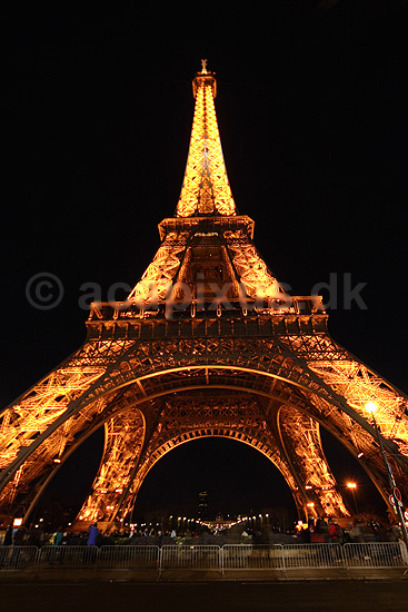 Eiffel T�rnet. Eiffel T�rnet i skumringen; ; Tour Eiffel / Paris; Frankrig; ; ; Sev�rdigheder, st�l, metal, t�rne