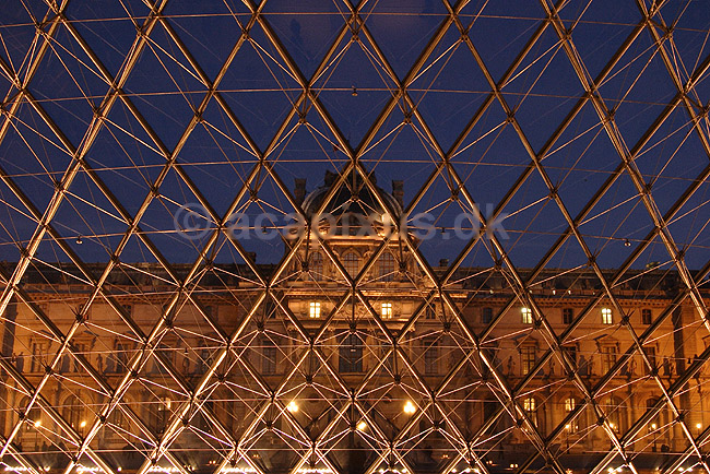 Louvre. Palais du Louvre set gennem Pei Leoh Mings glaspyramide; ; Mus�e du Louvre / Paris; Frankrig; ; ; Sev�rdigheder, pyramider, museer, museum, Pei Leoh Ming
