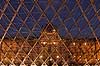 Louvre. Palais du Louvre set gennem Pei Leoh Mings glaspyramide  Mus�e du Louvre / Paris Frankrig   Sev�rdigheder, pyramider, museer, museum, Pei Leoh Ming