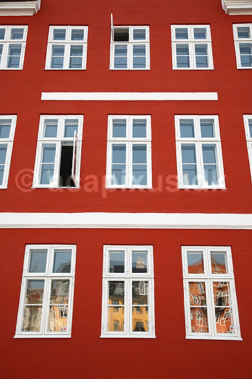 Nyhavn. Detalje af hus p� Nyhavn, H.C. Andersen boede i dette hus; ; K�benhavn; Danmark; ; ; Storby, huse, ejendomme, beboelsesejendom, vindue, vinduer, glas, udluftning