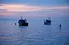 Fiskerb�de. Fiskerb�de i solnedgang ligger fort�jet ud for Sorrento i Italien  Sorrento Italien Europa  fiskeri, havfiskeri, solnedgange