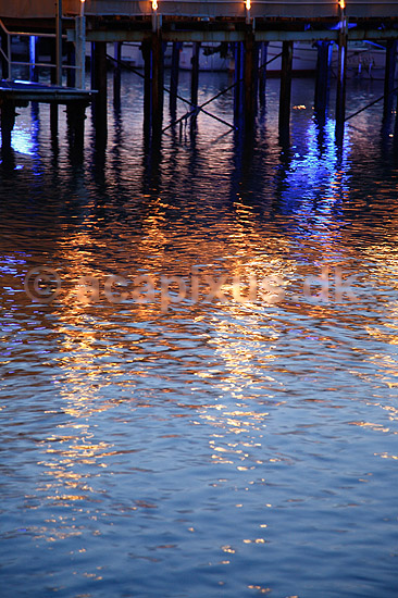 Reflektioner. Lys reflekteres i b�lger p� vandoverfladen; ; Sorrento; Italien; Europa; ; farve, farver, stemninger, stemning, br�nding, b�lger, romantik, vand