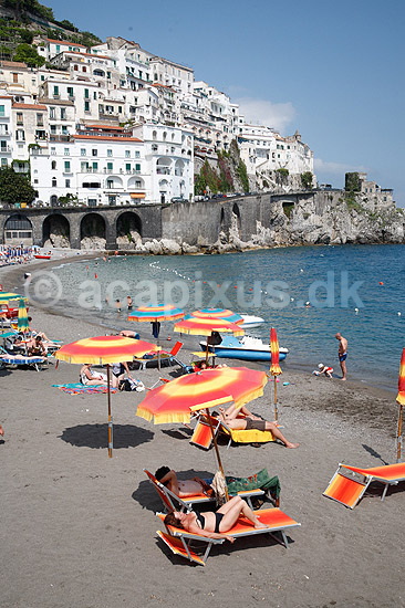 Amalfi. Badestrand ved Amalfi; ; Amalfi / Sorrento halv�en; Italien; Europa; ; Strande, badeliv, ferie, ferieliv, solbadning, vandkant, liggestole, parasoller, Middelhavet