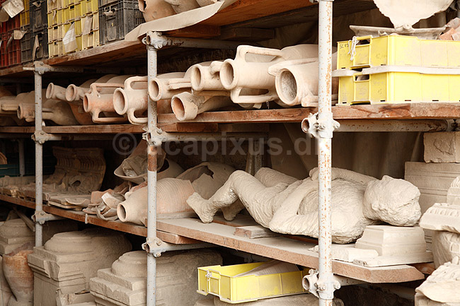Pompeii. Afst�bning af beboer i Pompeii indebr�ndt i den varme pyroplasma henlagt blandt potter og andre genstande; ; Pompeji / Pompei / Pompeii / Napoli / Campania; Italien; Europa; ; Ark�ologi, d�den, vulkaner, vulkanudbrud, pyroplastisk flow, Vesuvius, Vesuv, naturkatastrofer, turistsev�rdigheder, sev�rdigheder, turisme, Romerriget, romerne