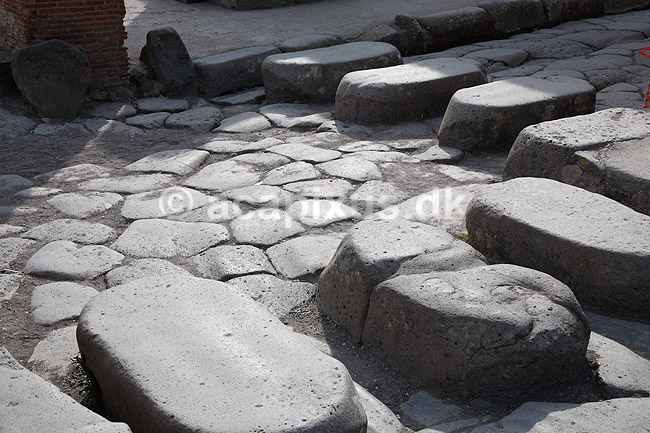 Pompeii. Gade med brosten i Pompeii; ; Pompeji / Pompei / Pompeii / Napoli / Campania; Italien; Europa; ; Ark�ologi, vulkaner, vulkanudbrud, pyroplastisk flow, pyroplasma, Vesuvius, Vesuv, naturkatastrofer, turistsev�rdigheder, sev�rdigheder, turisme, Romerriget, romerne, ruiner, ruinbyer