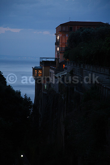 Sorrento. Udsigt gennem Sorrento med Napoli i baggrunden; ; Sorrento; Italien; Europa; ; Landskaber, ferie, feriesteder