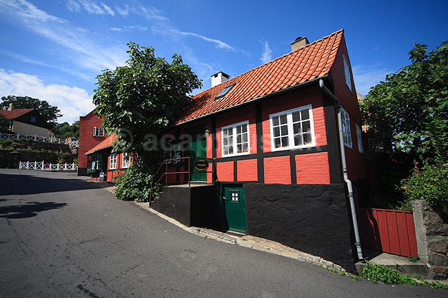Gudhjem. Bindingsv�rkshus i Gudhjem p� Bornholm - Figenhuset; ; Gudhjem / Bornholm; Danmark; ; ; Huse, bindingsv�rk, tegltag, landsbyidyl, idyl, ferie, feriesteder