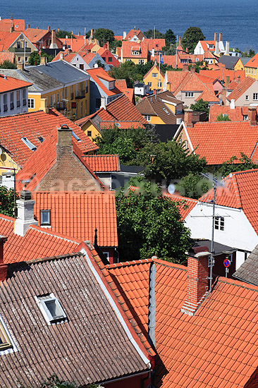 Gudhjem. Udsigt over Gudhjem p� Bornholm; ; Gudhjem / Bornholm; Danmark; ; ; Huse, bindingsv�rk, tegltag, landsbyidyl, idyl, ferie, feriesteder