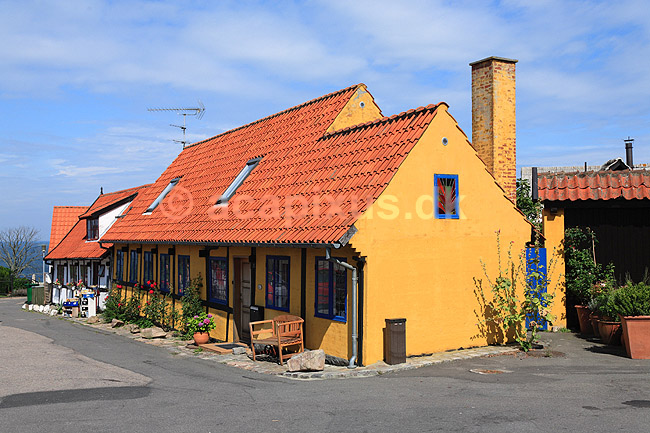 Gudhjem. Bindingsv�rkshus i Gudhjem p� Bornholm; ; Gudhjem / Bornholm; Danmark; ; ; Huse, bindingsv�rk, tegltag, landsbyidyl, idyl, ferie, feriesteder