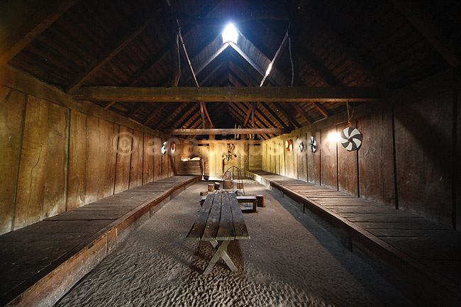 Trelleborg. Invendigt i det rekonstruerede vikinge langhus i Trelleborg; ; Trelleborg / Slagelse; Danmark; ; ; Vikinger, vikingetid, vikingetiden, museum, museer