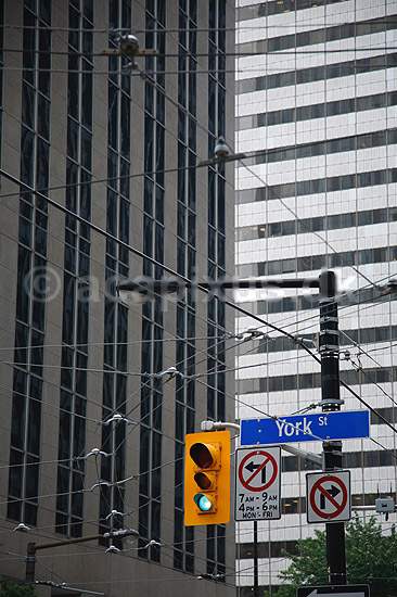 H�jhus. Hushus mad glasfacade p� York Street i Toronto Downtown; ; Totonto; Canada; ; ; Skyskraber, skyskrabere, storbyer, kontorbygninger