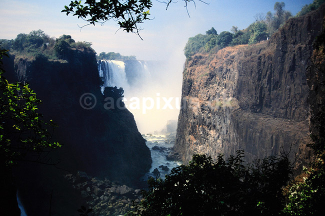 Victoria Falls. Victoria Falls, Zimbabwe og Zambia - Fra Devils Cataract ( Scan af KOL3532 ) ; ; Victoria Falls / Zambezi River; Zimbabwe; Afrika; ; Viktoria vandfaldet, Viktoria vandfaldene, vandfald, vand