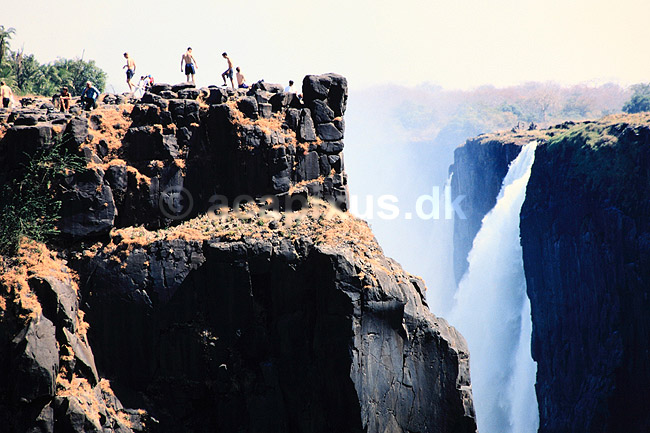 Victoria Falls. Victoria Falls, Zimbabwe og Zambia - I forgrunden Danger Point ( Scan af KOL3544 ) ; ; Victoria Falls / Zambezi River; Zimbabwe; Afrika; ; Viktoria vandfaldet, Viktoria vandfaldene, vandfald, vand