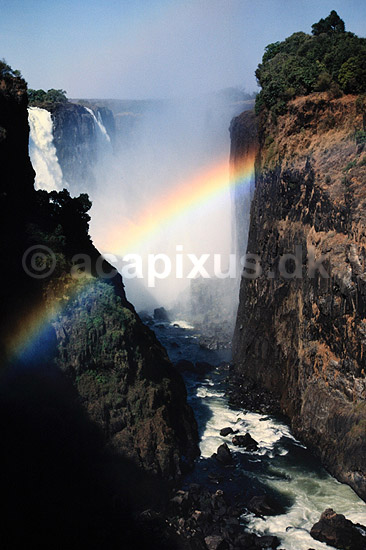 Victoria Falls. Victoria Falls, Zimbabwe og Zambia - Fra Devils Cataract ( Scan af KOL3534 ) ; ; Victoria Falls / Zambezi River; Zimbabwe; Afrika; ; Viktoria vandfaldet, Viktoria vandfaldene, vandfald, vand, regnbue, regbuer