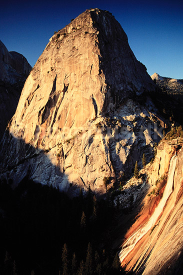 Yosemite National Park. Liberty Cap og Nevada Fall ( Scan af KOL438 ) ; ; Yosemite National Park / Californien; USA; Nordamerika; ; Bjerge