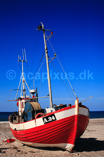 Slettestrand. Fiskerb�d optrukket p� Slettestrand, Nordjylland ( Scan af KOL5478 ) ; ; Slettestrand / Nordjylland; Danmark; ; ; Fiskeri, firkerb�de, havn