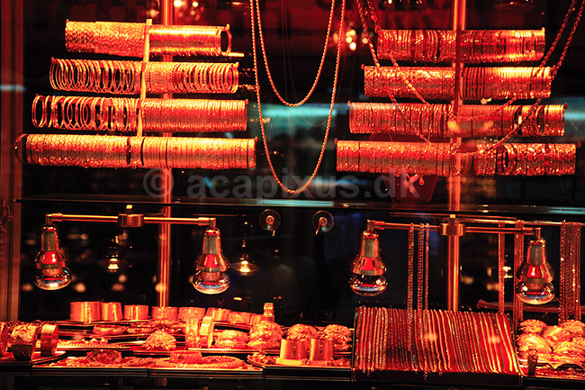 Guldsmykker. Guldsmykker i udstillingsvindue i Istanbuls overd�kkede bazar ( Scan af KOL225 ) ; ; Istanbul; Tyrkiet; Asien; ; Guld, armb�nd, smykke, smykker