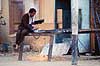 Araber. Arabisk h�ndv�rker svejser p� en gitter l�ge ( Scan af KOL167 )   Luxor Egypten Afrika  