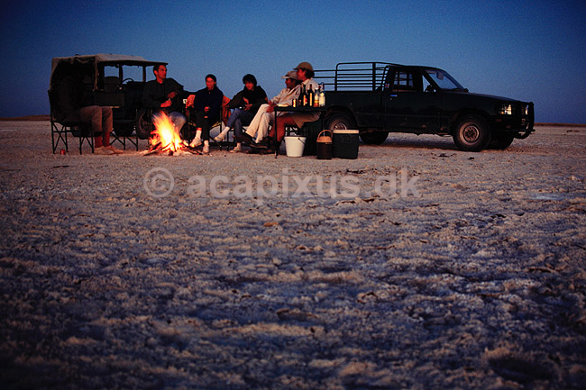 Lejerb�l. Turister ved lejerb�l og mobile-bar i Makgadikgadi Pans, Botswana ( Scan af KOL3629 ) ; ; Makgadikgadi Pans; Botswana; Afrika; ; Turisme, safari