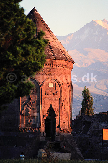 D�ner K�mbet. D�ner K�mbet (Revolving Tomb) I baggrunden Mt Erciyes D�ner K�mbet bygget i �r 1276 ( Scan af KOL741 ) ; ; Kayseri; Tyrkiet; Asien; ; 