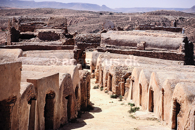 Ghorfa. Ghorfa i Jebel Dahar bjergene mellem Medenine og Tataouine Ghorfa = Fortificeret korn forr�d. ( Scan af KOL957 ) ; ; Jebel Dahar; Tunesien; Afrika; ; 