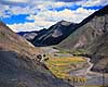 Tibet. Landsby og marker p� det Tibetanske h�jplateau ( Scan af KOL4307 )  Himalaya bjergene Tibet ( Kina ) Asien  