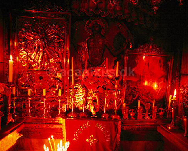Den Hellige Grav. Indvendigt i Den Hellige Grav i Den Hellige Gravs Kirke ( Scan af KOL5272 ); ; Jerusalem; Israel; Asien; ; Religion, kristendom, kirke, kirker, Jesus, Church of the Holy Sepulchre, kristus