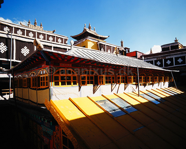 Potala paladset. Potala paladset Te-pavalionen ved de gyldne tage ( Scan af KOL4398 ); ; Lhasa; Tibet ( Kina ); Asien; ; Dalai Lama, budhisme, religion
