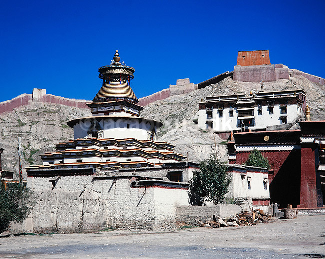 Gyantse Kumbum. T.v. Gyantse Kumbum (stupa) T.h. Pelkor Ch�de munke-klosteret ( Scan af KOL4328 ); ; Gyantse; Tibet ( Kina ); Asien; ; budhisme, religion, stupa, stupaer