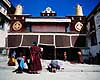 Jokhang. Jokhang, buddhistisk tempel Buddhistiske pilgrimme foran indgang ( Scan af KOL4360 )  Lhasa Tibet ( Kina ) Asien  budhisme, religion