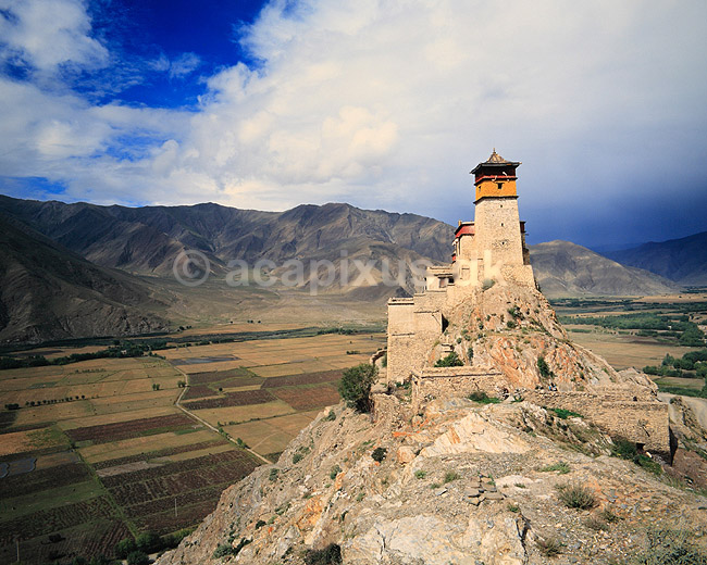 Yumbulagang. Yumbulagang - Gammel borg, nu anvendt som munke-kloster ( Scan af KOL4352 ); ; Tsetang; Tibet ( Kina ); Asien; ; Yumbu Lhakhang, Zetang