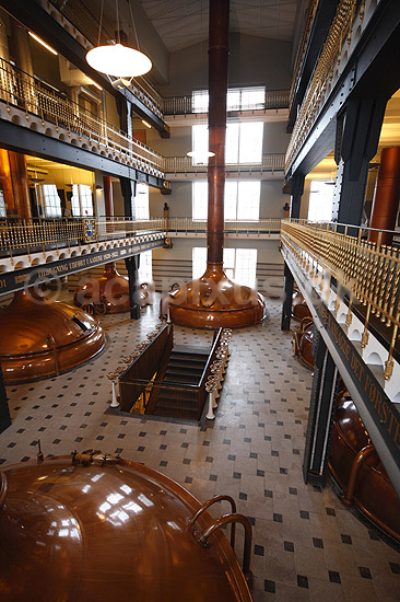 Bryghuset. Brygkedler i Ny Carlsberg Bryghus; ; Valby; Danmark; ; ; malt, maltbyg, urt, humle, �l, m�skning, m�skekeddel, urtkeddel, brygger, brygning, �lbrygning, Carl Jacobsen