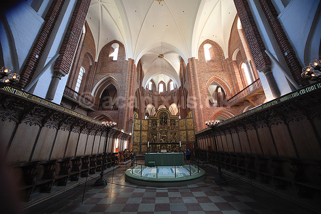 Roskilde Domkirke. Kannikekoret med Kannikestolene og altertavlen i Roskilde Domkirke.; ; Roskilde Domkirke / Roskilde; Danmark; ; ; turistsev�rdigheder, religion, kristendom, kirker, kirke, domkirker, UNESCO World Heritage, gravkapeller, gravkapel, konger, kongehuset