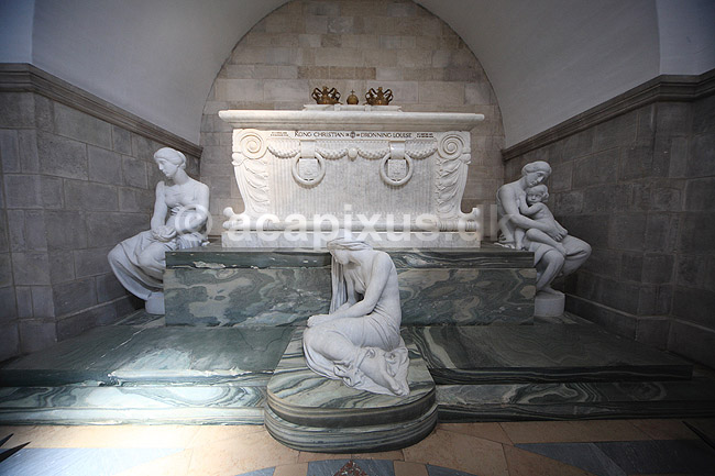 Roskilde Domkirke. Kong Christian 9 og Louises sarkofag i Det Gl�cksborgske Kapel i Roskilde Domkirke (Christian IX); ; Roskilde Domkirke / Roskilde; Danmark; ; ; turistsev�rdigheder, religion, kristendom, kirker, kirke, domkirker, UNESCO World Heritage, gravkapeller, gravkapel, konger, kongehuset