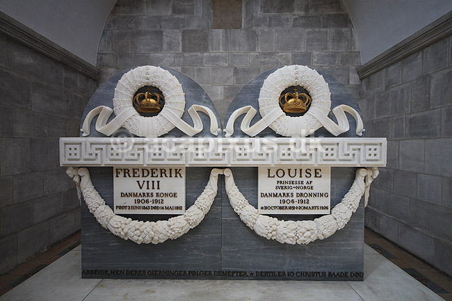 Roskilde Domkirke. Kong Frederik 8 og Louises sarkofag i Det Gl�cksborgske Kapel i Roskilde Domkirke (Frederik VIII); ; Roskilde Domkirke / Roskilde; Danmark; ; ; turistsev�rdigheder, religion, kristendom, kirker, kirke, domkirker, UNESCO World Heritage, gravkapeller, gravkapel, konger, kongehuset