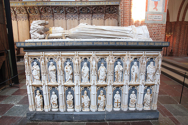 Roskilde Domkirke. Dronning Margrete 1 's sarkofag p� Kannikekoret i Roskilde Domkirke (Dronning Margrete I); ; Roskilde Domkirke / Roskilde; Danmark; ; ; turistsev�rdigheder, religion, kristendom, kirker, kirke, domkirker, UNESCO World Heritage, gravkapeller, gravkapel, konger, kongehuset