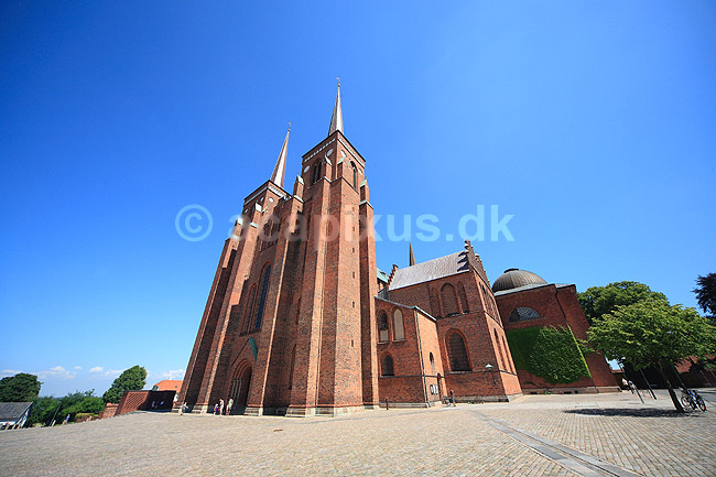 Roskilde Domkirke. Roskilde Domkirke set fra pladsen foran kirken; ; Roskilde Domkirke / Roskilde; Danmark; ; ; turistsev�rdigheder, religion, kristendom, kirker, kirke, domkirker, UNESCO World Heritage, gravkapeller, gravkapel, konger, kongehuset